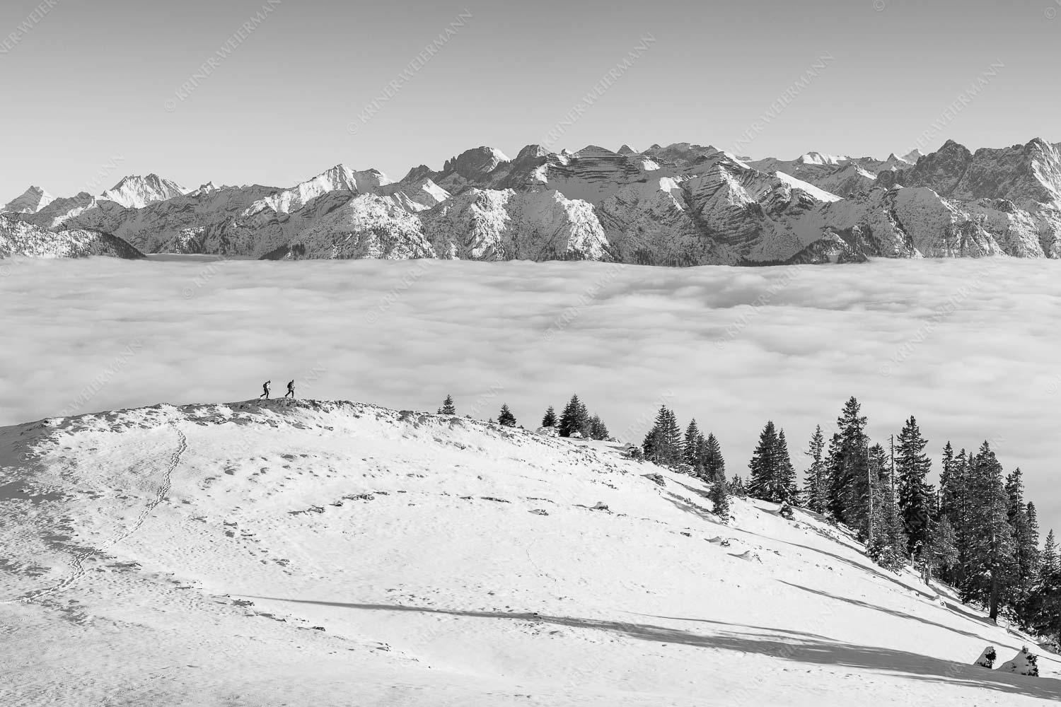 Eine Winterwanderung am Simetsberg über Wolkenmeer mit Karwendel - auf der Sonnenseite 3:2 sw -- Simetsberg mit Karwendel - mehr Infos bei www.Kriner-Weiermann.de