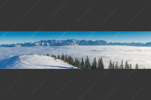 Eine Winterwanderung am Simetsberg über Wolkenmeer mit Karwendel - auf der Sonnenseite 4:1  -- Simetsberg mit Karwendel - mehr Infos bei www.Kriner-Weiermann.de