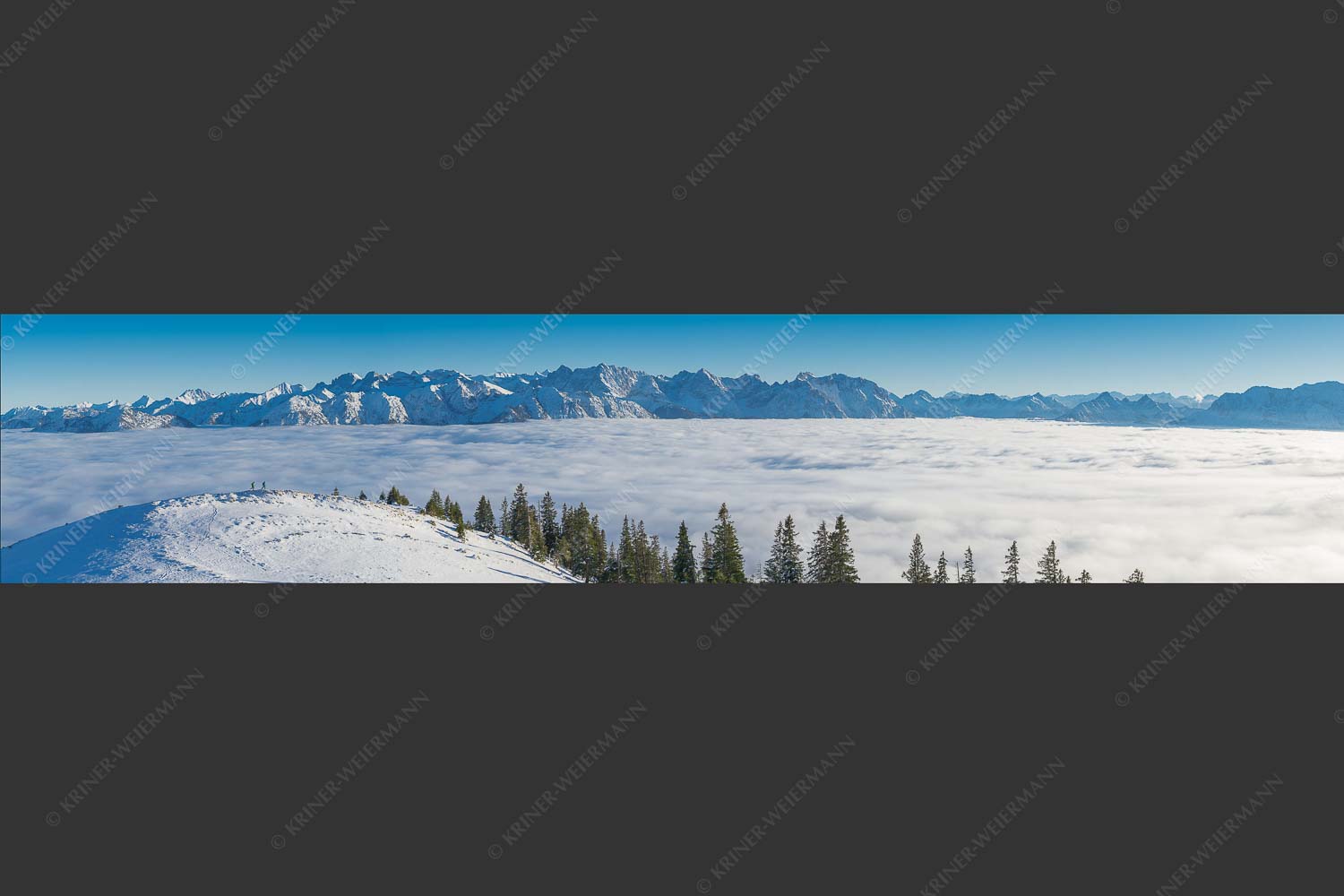 Eine Winterwanderung am Simetsberg über Wolkenmeer mit Karwendel - auf der Sonnenseite 5:1 -- Simetsberg mit Karwendel - mehr Infos bei www.Kriner-Weiermann.de