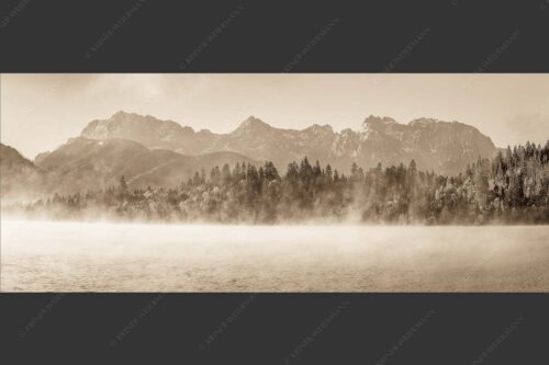 Blick über Barmsee zum Karwendel - Aufklaren 2,5:1 sepia -- Nebel am Barmsee mit Karwendel - mehr Infos bei www.Kriner-Weiermann.de