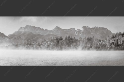 Blick über Barmsee zum Karwendel - Aufklaren 2,5:1 sw -- Nebel am Barmsee mit Karwendel - mehr Infos bei www.Kriner-Weiermann.de
