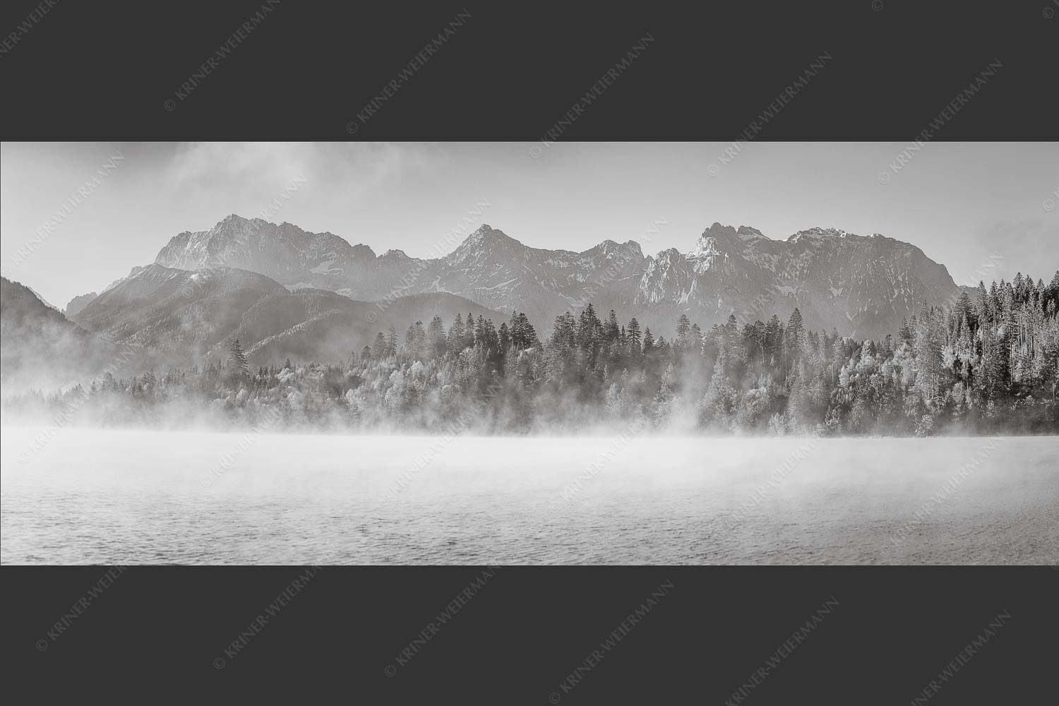 Blick über Barmsee zum Karwendel - Aufklaren 2,5:1 sw -- Nebel am Barmsee mit Karwendel - mehr Infos bei www.Kriner-Weiermann.de