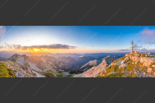 Blick von der Soiernspitze in den Sonnenuntergang - Ausklang 3:1  -- Bergsteiger auf der Soiernspitze - mehr Infos bei www.Kriner-Weiermann.de