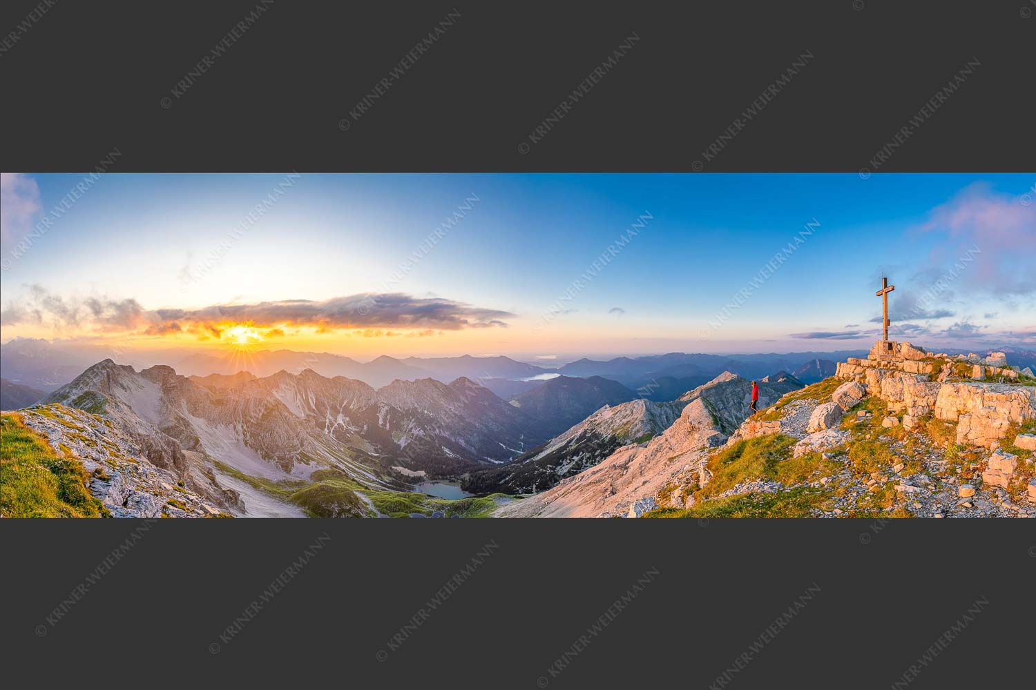 Blick von der Soiernspitze in den Sonnenuntergang - Ausklang 3:1 -- Bergsteiger auf der Soiernspitze - mehr Infos bei www.Kriner-Weiermann.de