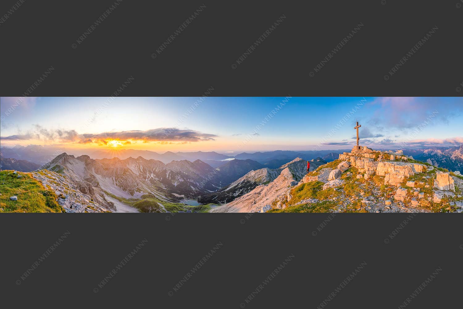 Blick von der Soiernspitze in den Sonnenuntergang - Ausklang 4:1 -- Bergsteiger auf der Soiernspitze - mehr Infos bei www.Kriner-Weiermann.de