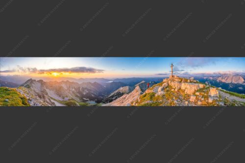 Blick von der Soiernspitze in den Sonnenuntergang - Ausklang 5:1  -- Bergsteiger auf der Soiernspitze - mehr Infos bei www.Kriner-Weiermann.de