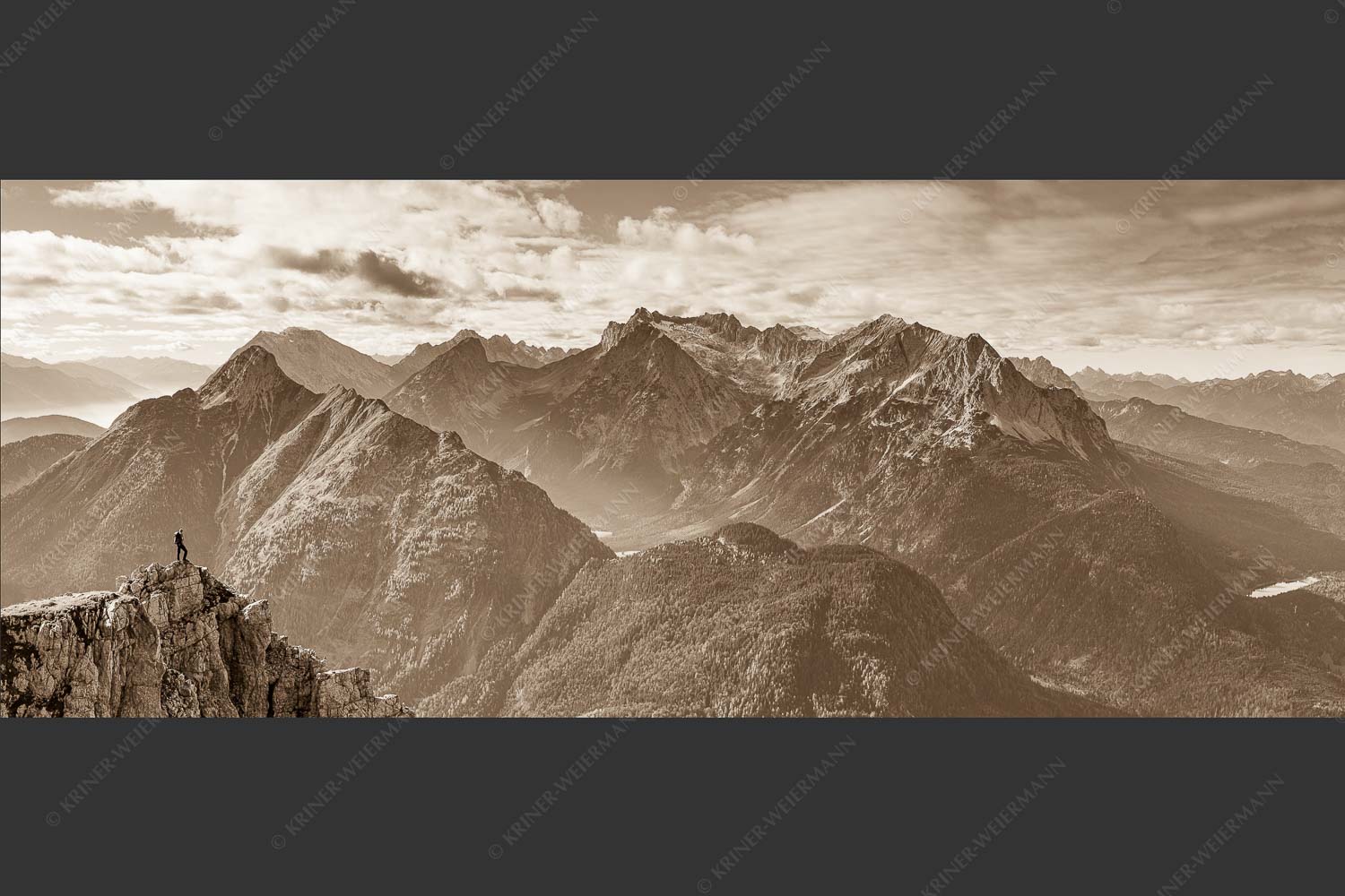 Blick vom Karwendel auf Arnspitzen und Wettersteinmassiv - Aussichtspunkt 2,5:1 sepia -- Heinrich-Noe-Weg im Karwendel - mehr Infos bei www.Kriner-Weiermann.de