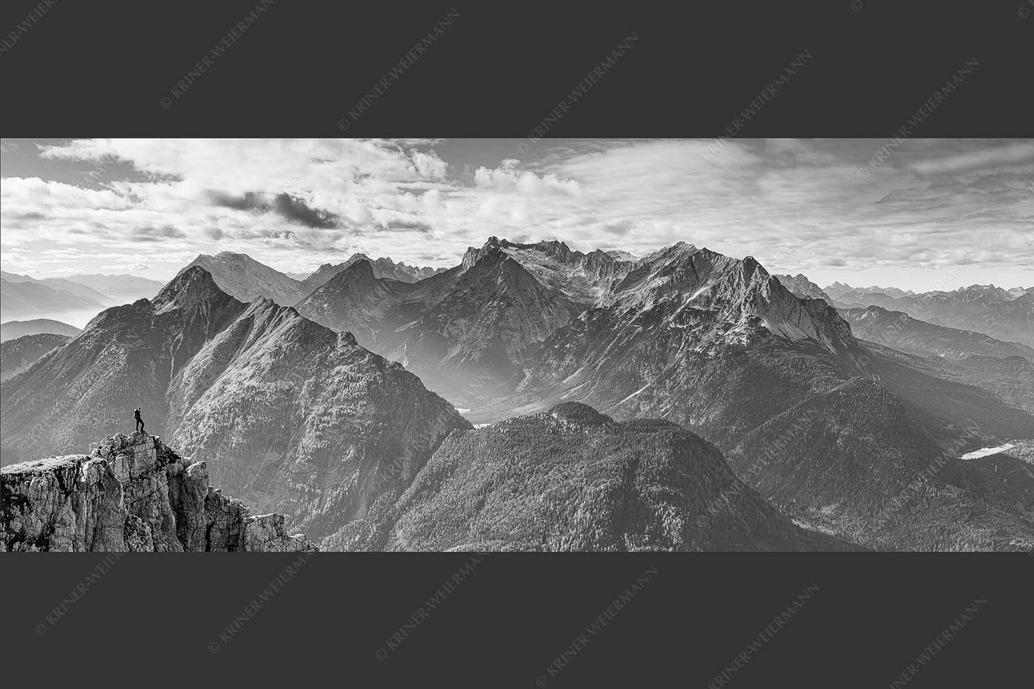 Blick vom Karwendel auf Arnspitzen und Wettersteinmassiv - Aussichtspunkt 2,5:1 sw -- Heinrich-Noe-Weg im Karwendel - mehr Infos bei www.Kriner-Weiermann.de