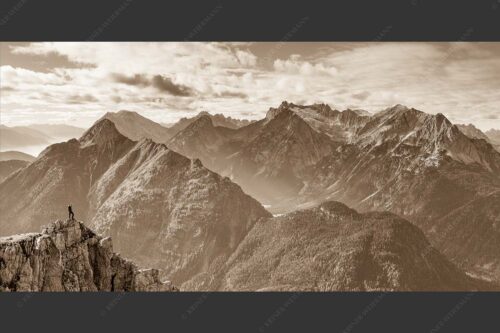 Blick vom Karwendel auf Arnspitzen und Wettersteinmassiv - Aussichtspunkt 2:1 sepia -- Heinrich-Noe-Weg im Karwendel - mehr Infos bei www.Kriner-Weiermann.de