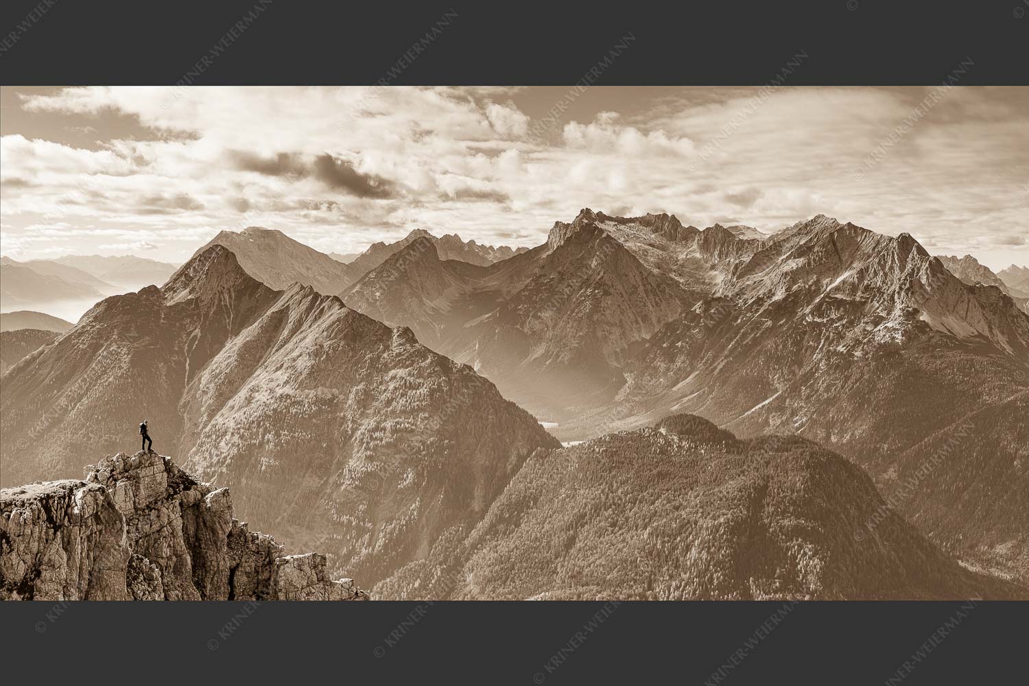 Blick vom Karwendel auf Arnspitzen und Wettersteinmassiv - Aussichtspunkt 2:1 sepia -- Heinrich-Noe-Weg im Karwendel - mehr Infos bei www.Kriner-Weiermann.de
