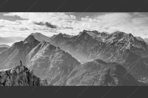 Blick vom Karwendel auf Arnspitzen und Wettersteinmassiv - Aussichtspunkt 2:1 sw -- Heinrich-Noe-Weg im Karwendel - mehr Infos bei www.Kriner-Weiermann.de