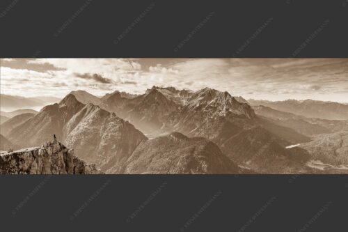 Blick vom Karwendel auf Arnspitzen und Wettersteinmassiv - Aussichtspunkt 3:1 sepia -- Heinrich-Noe-Weg im Karwendel - mehr Infos bei www.Kriner-Weiermann.de
