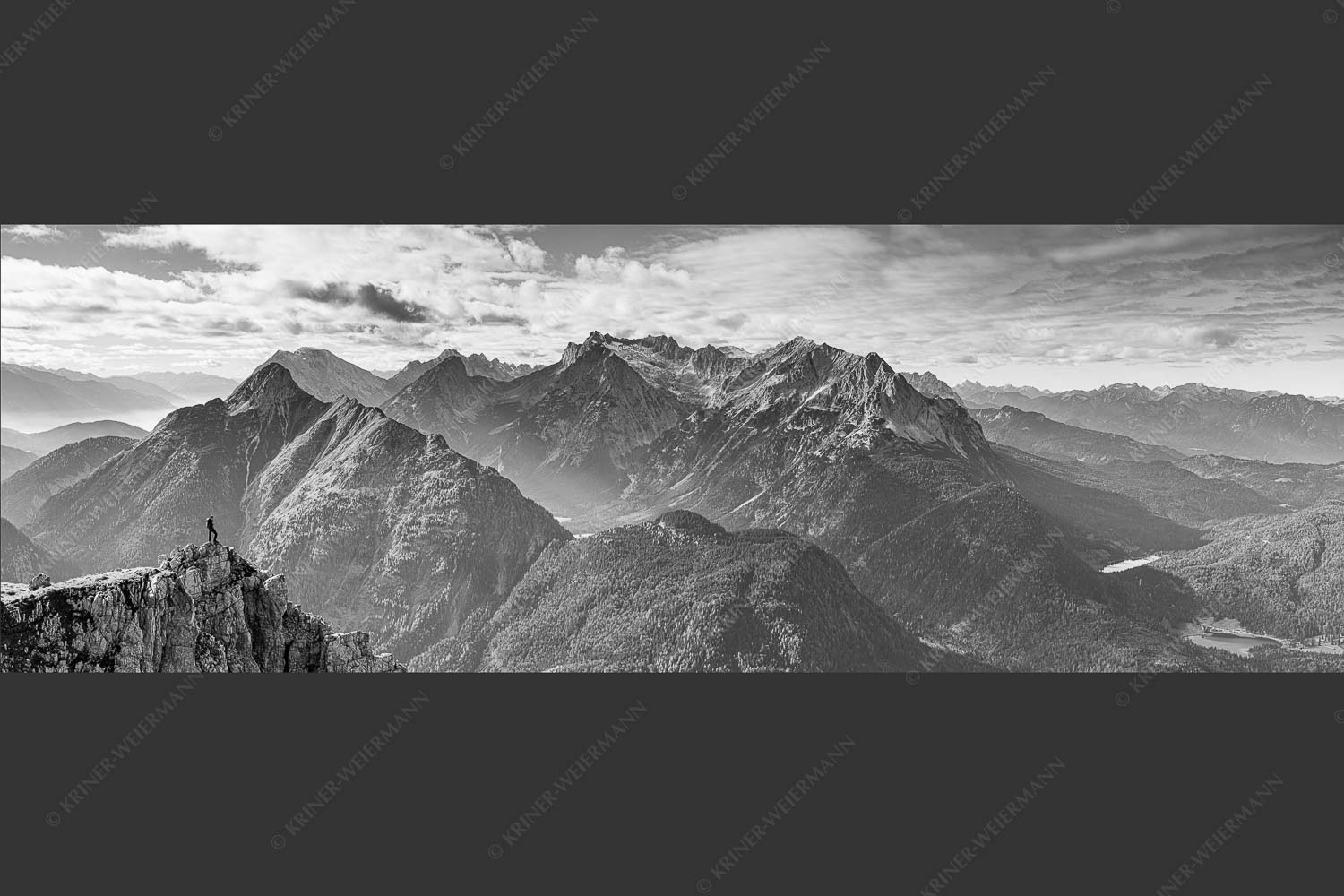 Blick vom Karwendel auf Arnspitzen und Wettersteinmassiv - Aussichtspunkt 3:1 sw -- Heinrich-Noe-Weg im Karwendel - mehr Infos bei www.Kriner-Weiermann.de