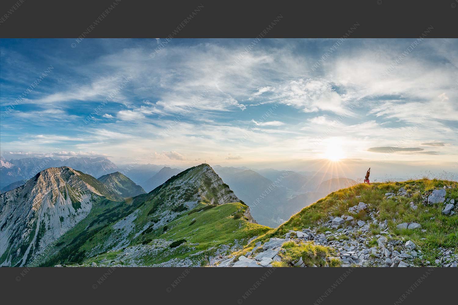 Abendliche Yogaübungen bei Sonnenuntergang im Estergebirge - Auszeit 2:1 -- Yoga im Estergebirge - mehr Infos bei www.Kriner-Weiermann.de