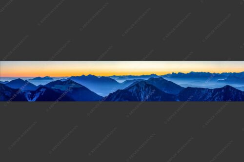 Sonnenaufgang über den Ammergauer-Alpen - Bald gehts los 6:1  -- Esterberg, Karwendel und Wetterstein - mehr Infos bei www.Kriner-Weiermann.de