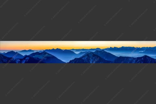 Sonnenaufgang über den Ammergauer-Alpen - Bald gehts los 7:1  -- Esterberg, Karwendel und Wetterstein - mehr Infos bei www.Kriner-Weiermann.de