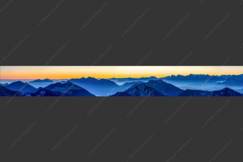 Sonnenaufgang über den Ammergauer-Alpen - Bald gehts los 8:1  -- Esterberg, Karwendel und Wetterstein - mehr Infos bei www.Kriner-Weiermann.de