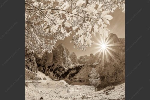 Die Sonne verschwindet am Oberreintalturm - Bald kommt der Herbst 1:1 sepia -- Oberreintal im Wetterstein - mehr Infos bei www.Kriner-Weiermann.de