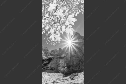 Die Sonne verschwindet am Oberreintalturm - Bald kommt der Herbst 1:2 sw -- Oberreintal im Wetterstein - mehr Infos bei www.Kriner-Weiermann.de