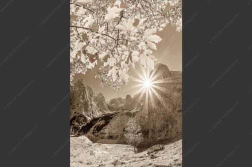 Die Sonne verschwindet am Oberreintalturm - Bald kommt der Herbst 2:3 sepia -- Oberreintal im Wetterstein - mehr Infos bei www.Kriner-Weiermann.de