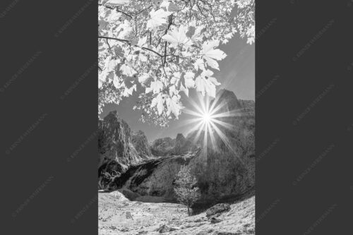 Die Sonne verschwindet am Oberreintalturm - Bald kommt der Herbst 2:3 sw -- Oberreintal im Wetterstein - mehr Infos bei www.Kriner-Weiermann.de
