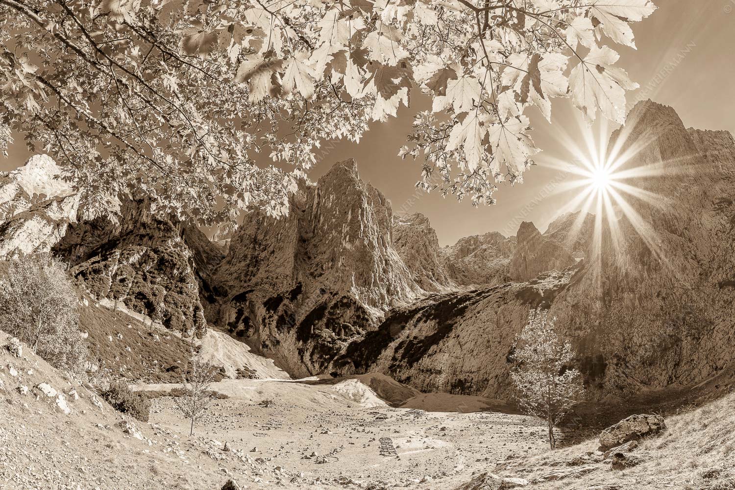 Die Sonne verschwindet am Oberreintalturm - Bald kommt der Herbst 3:2 sepia -- Oberreintal im Wetterstein - mehr Infos bei www.Kriner-Weiermann.de