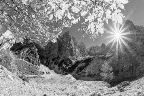 Die Sonne verschwindet am Oberreintalturm - Bald kommt der Herbst 3:2 sw -- Oberreintal im Wetterstein - mehr Infos bei www.Kriner-Weiermann.de