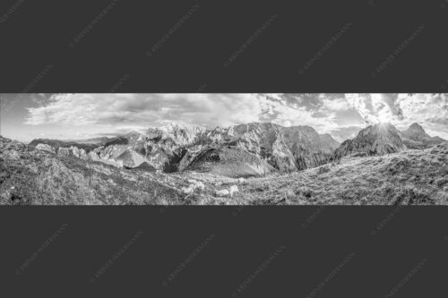 Bergschafe auf der letzten Herbstweide im Wettersteingebirge - Balsam für die Seele 4:1 sw -- Schafe im Wetterstein - mehr Infos bei www.Kriner-Weiermann.de