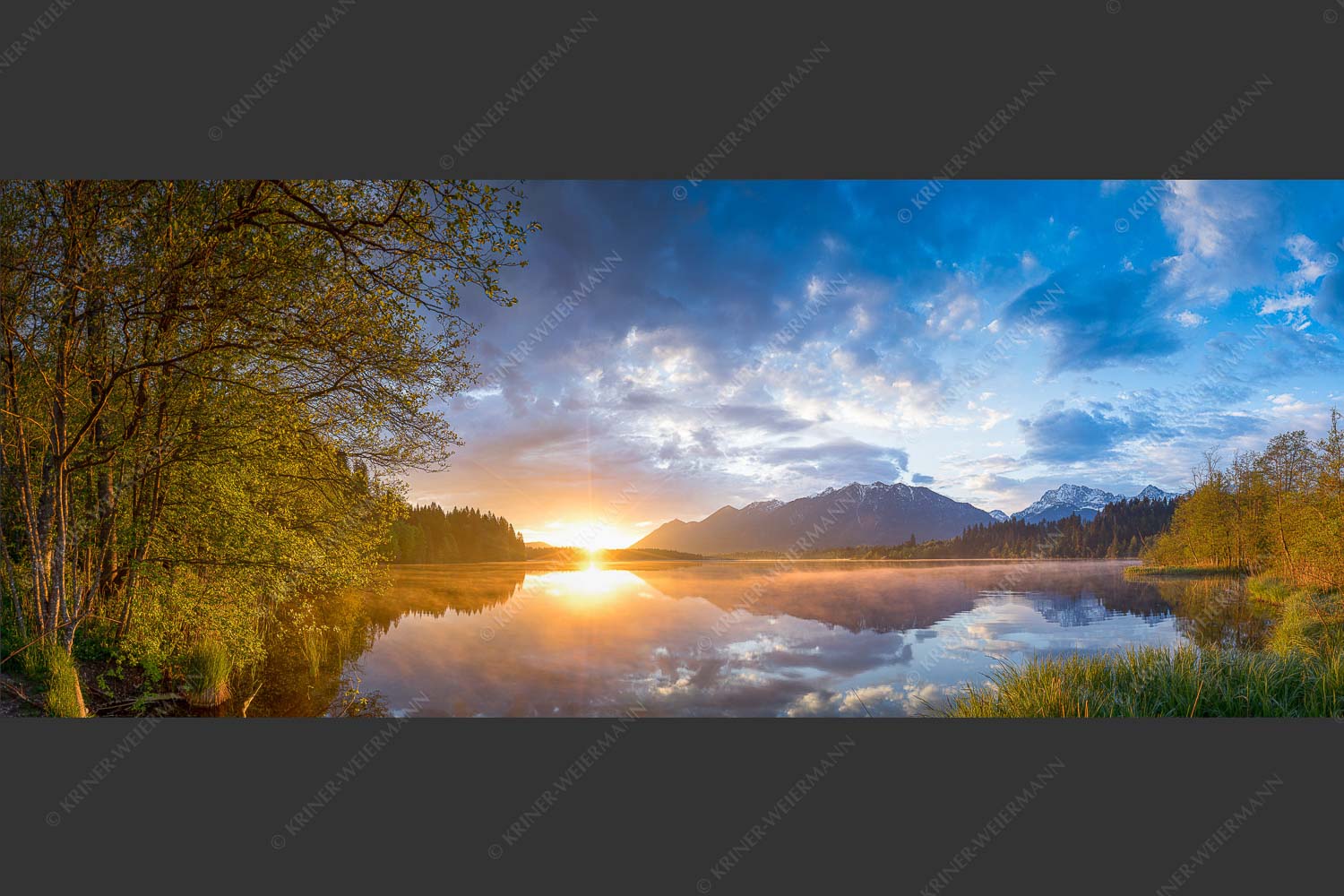 Sonnenaufgang am Barmsee mit Blick zum Soiern- und Karwendelgebirge - Barmseespiegel 2,5:1  -- Barmsee mit Karwendel - mehr Infos bei www.Kriner-Weiermann.de