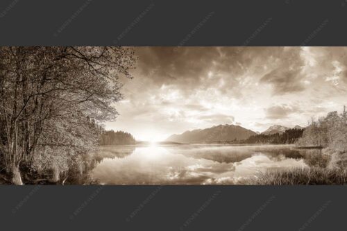 Sonnenaufgang am Barmsee mit Blick zum Soiern- und Karwendelgebirge - Barmseespiegel 2,5:1 sepia -- Barmsee mit Karwendel - mehr Infos bei www.Kriner-Weiermann.de