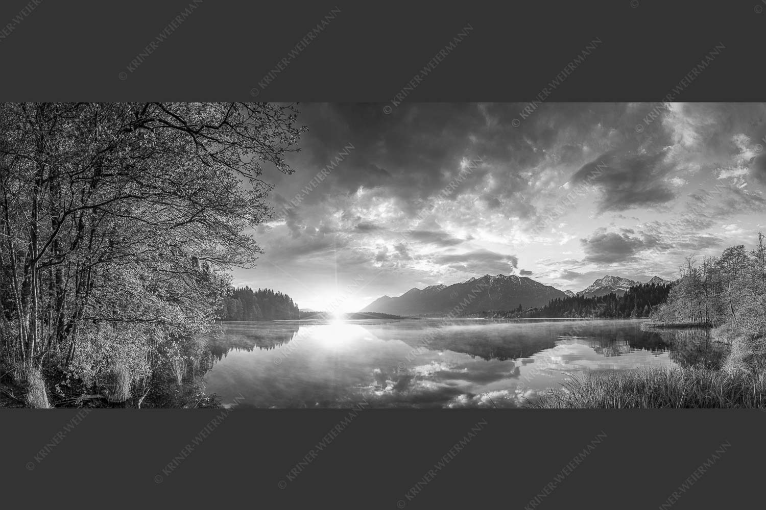 Sonnenaufgang am Barmsee mit Blick zum Soiern- und Karwendelgebirge - Barmseespiegel 2,5:1 sw -- Barmsee mit Karwendel - mehr Infos bei www.Kriner-Weiermann.de
