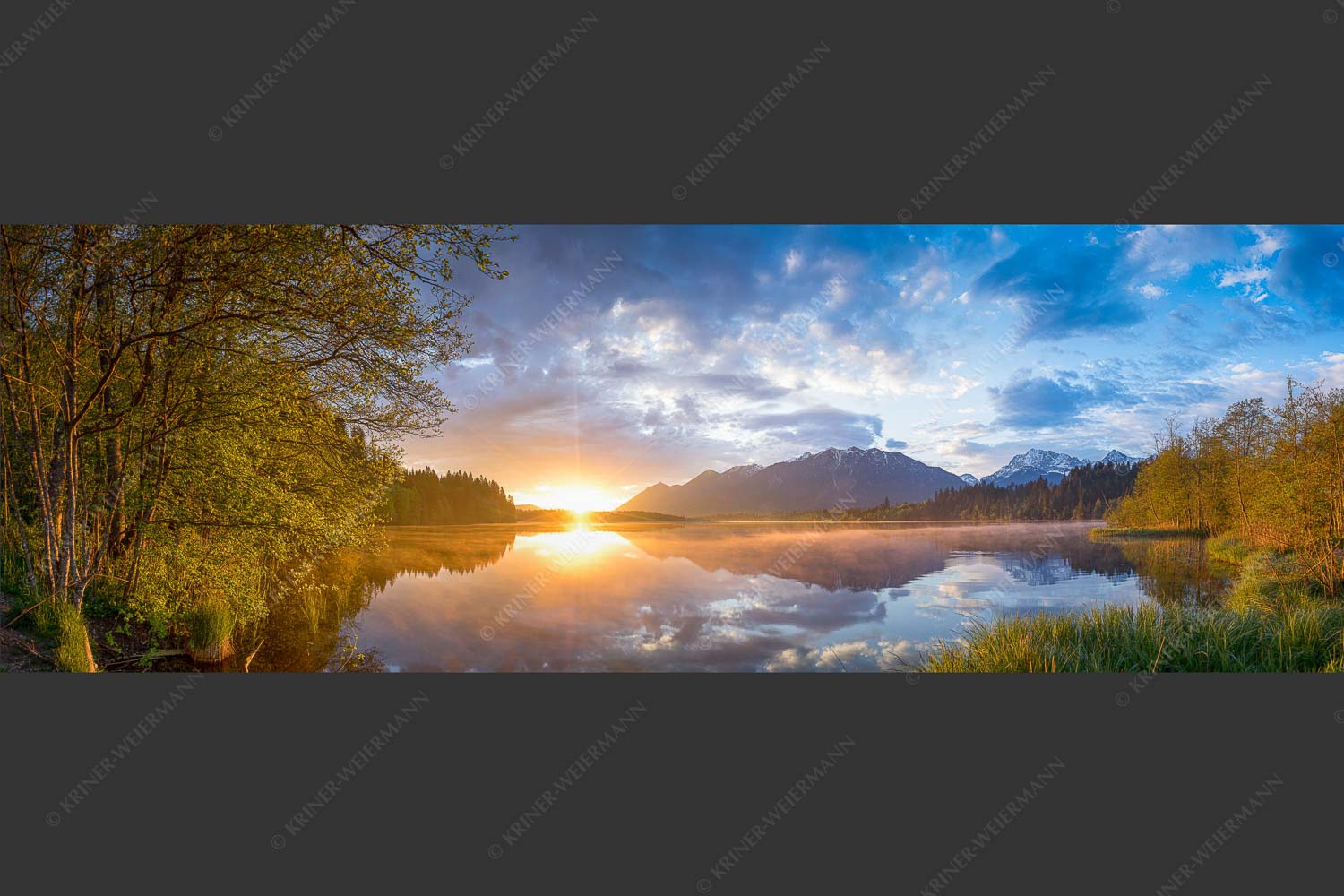 Sonnenaufgang am Barmsee mit Blick zum Soiern- und Karwendelgebirge - Barmseespiegel 3:1  -- Barmsee mit Karwendel - mehr Infos bei www.Kriner-Weiermann.de
