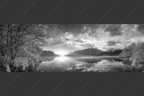Sonnenaufgang am Barmsee mit Blick zum Soiern- und Karwendelgebirge - Barmseespiegel 3:1 sw -- Barmsee mit Karwendel - mehr Infos bei www.Kriner-Weiermann.de