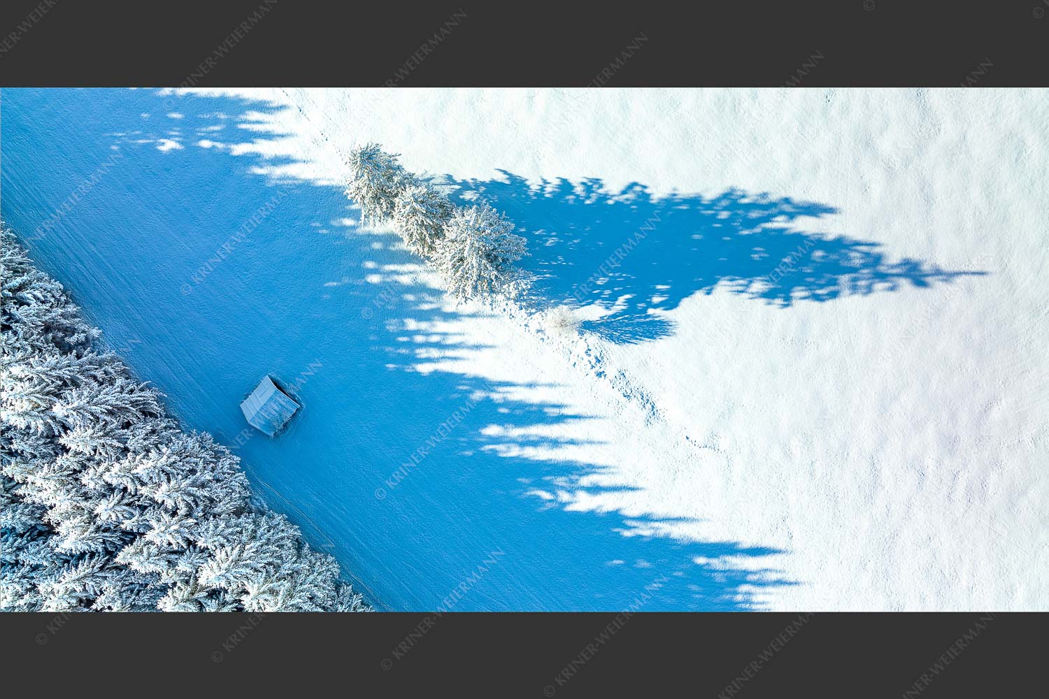Bäume, Stadel und Schatten - Baumgrenze 2:1  -- Schatten im Schnee - mehr Infos bei www.Kriner-Weiermann.de