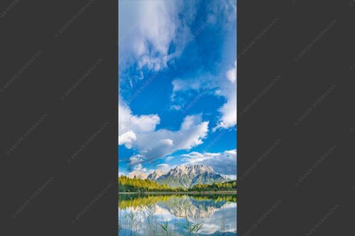 Blick über den Luttensee mit Karwendelgebirge und bayrischem Himmel - Bayrisch-Himmel 1:2  -- Luttensee mit Karwendel - mehr Infos bei www.Kriner-Weiermann.de