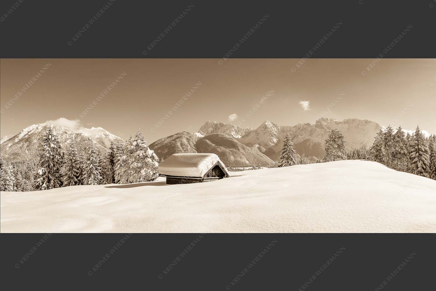 Blick ins Soiern- und Karwendelgebirge - Beeindruckendes Karwendel II 2,5:1 sepia -- Winterlandschaft bei Mittenwald - mehr Infos bei www.Kriner-Weiermann.de