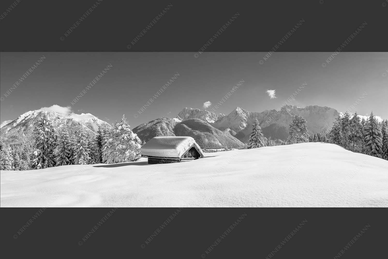 Blick ins Soiern- und Karwendelgebirge - Beeindruckendes Karwendel II 2,5:1 sw -- Winterlandschaft bei Mittenwald - mehr Infos bei www.Kriner-Weiermann.de