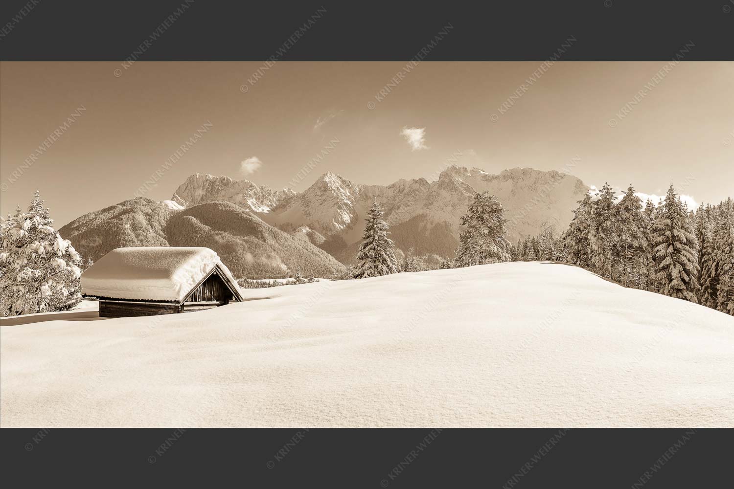 Blick ins Soiern- und Karwendelgebirge - Beeindruckendes Karwendel II 2:1 sepia -- Winterlandschaft bei Mittenwald - mehr Infos bei www.Kriner-Weiermann.de