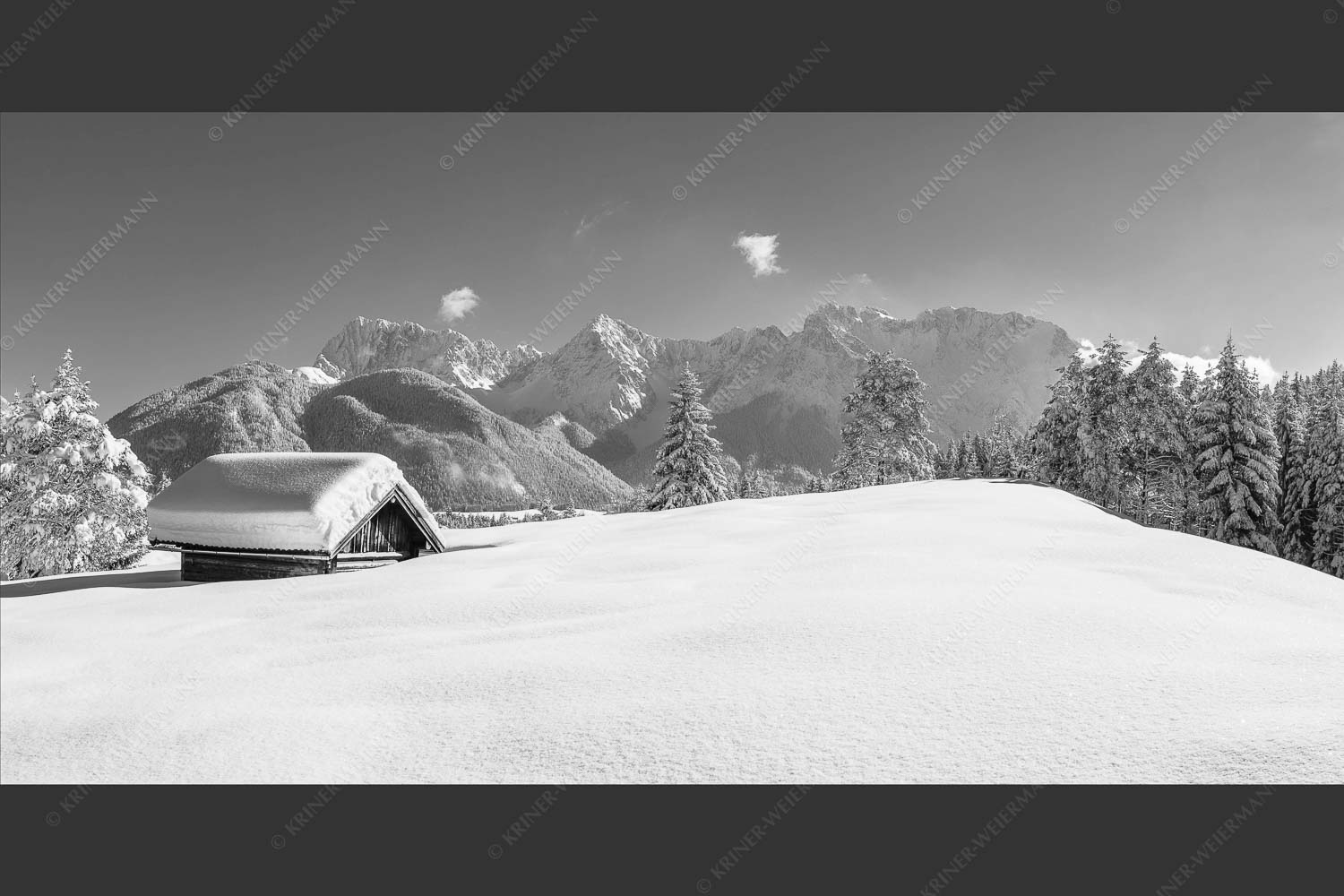 Blick ins Soiern- und Karwendelgebirge - Beeindruckendes Karwendel II 2:1 sw -- Winterlandschaft bei Mittenwald - mehr Infos bei www.Kriner-Weiermann.de