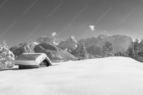 Blick ins Soiern- und Karwendelgebirge - Beeindruckendes Karwendel II 3:2 sw -- Winterlandschaft bei Mittenwald - mehr Infos bei www.Kriner-Weiermann.de