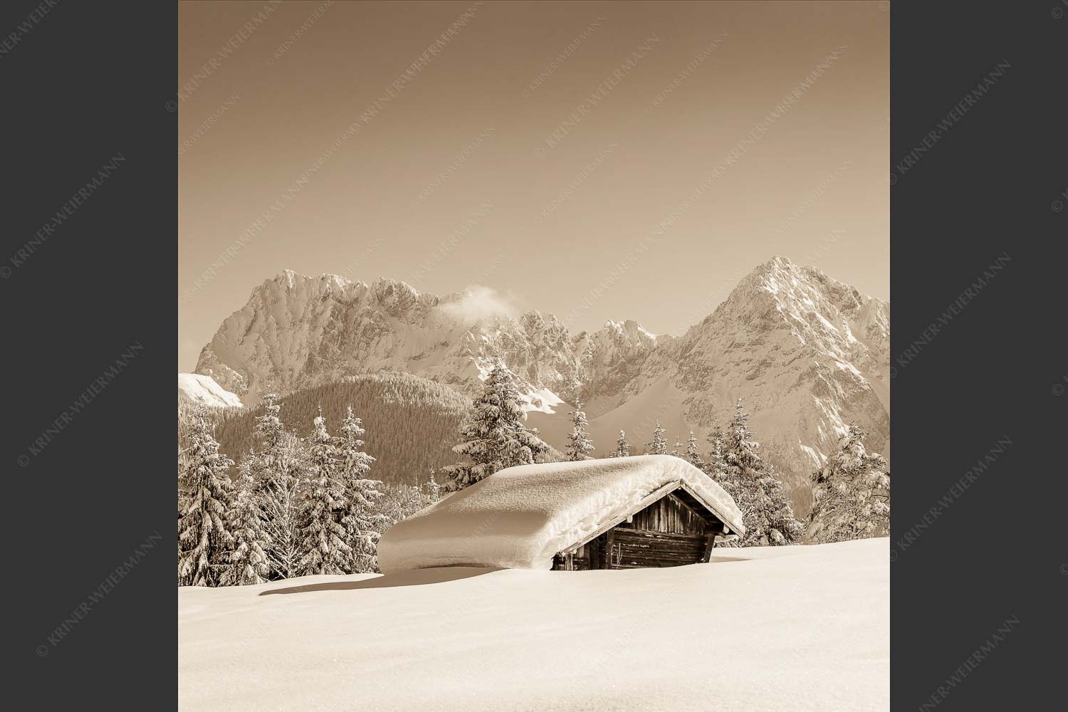 Blick zum Karwendelgebirge mit Wörner, Tiefkar- und Westlicher Karwendelspitze - Beeindruckendes Karwendel 1:1 sepia -- Viel Schnee auf Heustadel - mehr Infos bei www.Kriner-Weiermann.de