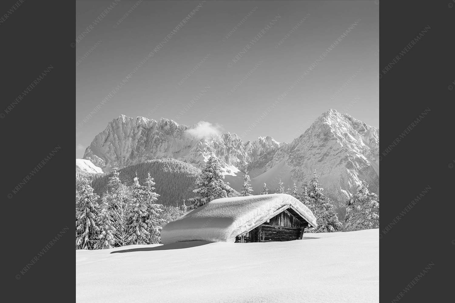 Blick zum Karwendelgebirge mit Wörner, Tiefkar- und Westlicher Karwendelspitze - Beeindruckendes Karwendel 1:1 sw -- Viel Schnee auf Heustadel - mehr Infos bei www.Kriner-Weiermann.de