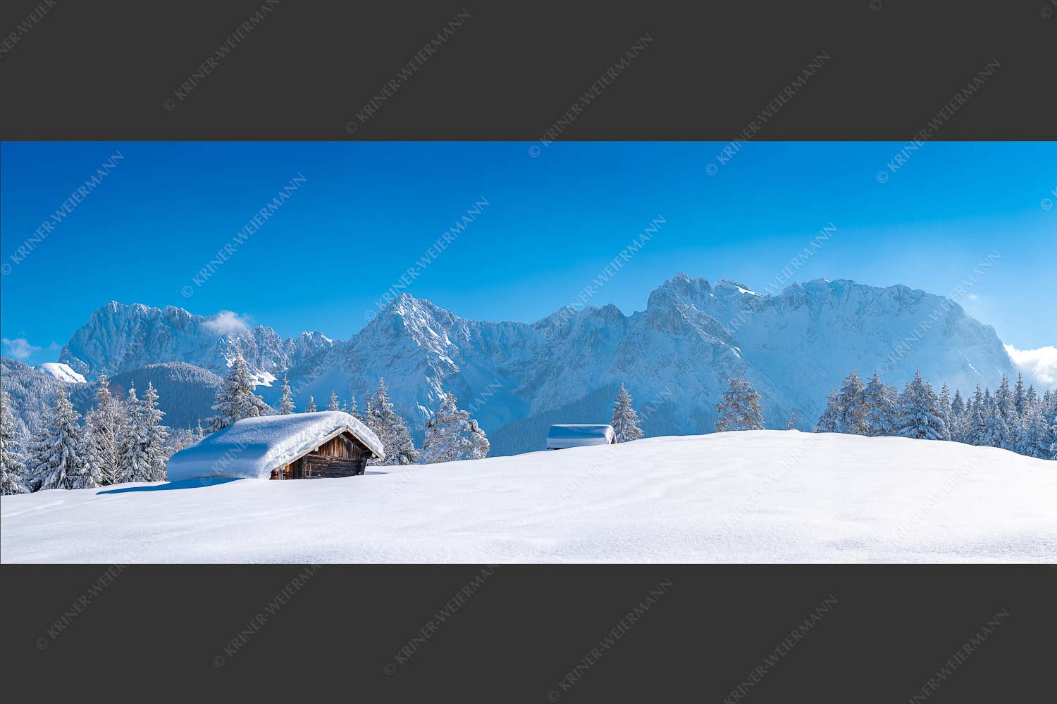 Blick zum Karwendelgebirge mit Wörner, Tiefkar- und Westlicher Karwendelspitze - Beeindruckendes Karwendel 2,5:1  -- Viel Schnee auf Heustadel - mehr Infos bei www.Kriner-Weiermann.de