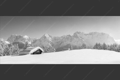 Blick zum Karwendelgebirge mit Wörner, Tiefkar- und Westlicher Karwendelspitze - Beeindruckendes Karwendel 2,5:1 sw -- Viel Schnee auf Heustadel - mehr Infos bei www.Kriner-Weiermann.de