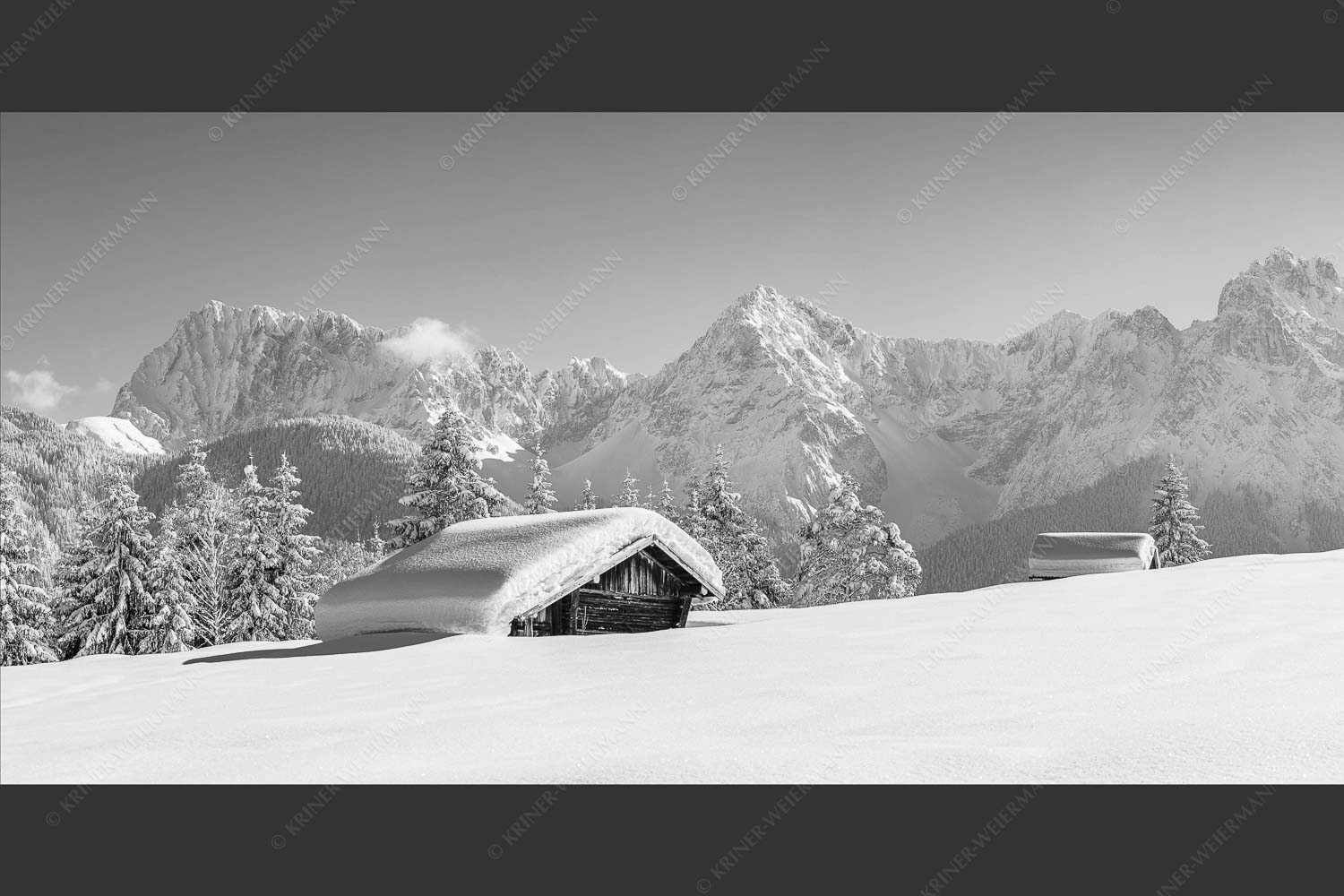 Blick zum Karwendelgebirge mit Wörner, Tiefkar- und Westlicher Karwendelspitze - Beeindruckendes Karwendel 2:1 sw -- Viel Schnee auf Heustadel - mehr Infos bei www.Kriner-Weiermann.de