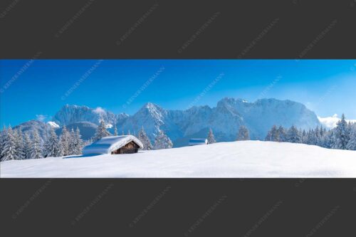 Blick zum Karwendelgebirge mit Wörner, Tiefkar- und Westlicher Karwendelspitze - Beeindruckendes Karwendel 3:1  -- Viel Schnee auf Heustadel - mehr Infos bei www.Kriner-Weiermann.de