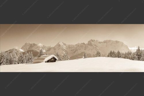 Blick zum Karwendelgebirge mit Wörner, Tiefkar- und Westlicher Karwendelspitze - Beeindruckendes Karwendel 3:1 sepia -- Viel Schnee auf Heustadel - mehr Infos bei www.Kriner-Weiermann.de