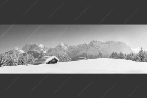 Blick zum Karwendelgebirge mit Wörner, Tiefkar- und Westlicher Karwendelspitze - Beeindruckendes Karwendel 3:1 sw -- Viel Schnee auf Heustadel - mehr Infos bei www.Kriner-Weiermann.de