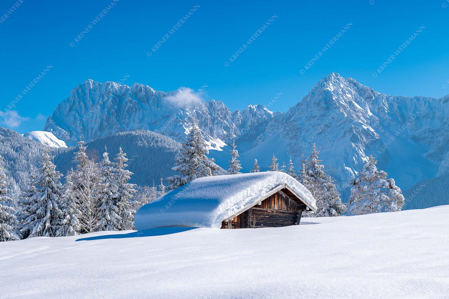 Blick zum Karwendelgebirge mit Wörner, Tiefkar- und Westlicher Karwendelspitze - Beeindruckendes Karwendel 3:2  -- Viel Schnee auf Heustadel - mehr Infos bei www.Kriner-Weiermann.de