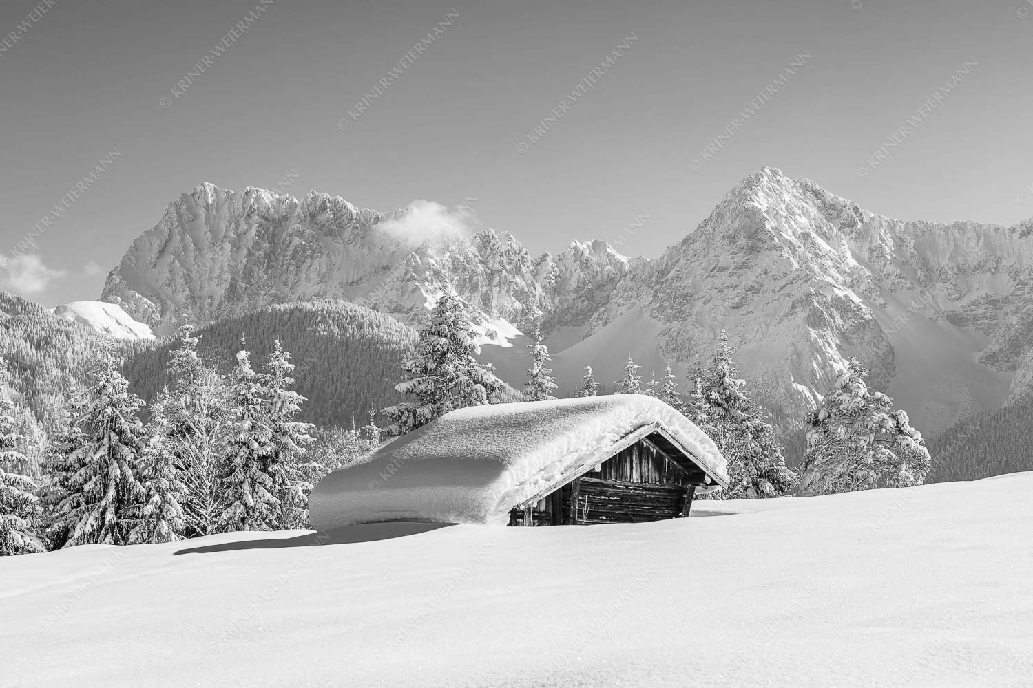 Blick zum Karwendelgebirge mit Wörner, Tiefkar- und Westlicher Karwendelspitze - Beeindruckendes Karwendel 3:2 sw -- Viel Schnee auf Heustadel - mehr Infos bei www.Kriner-Weiermann.de
